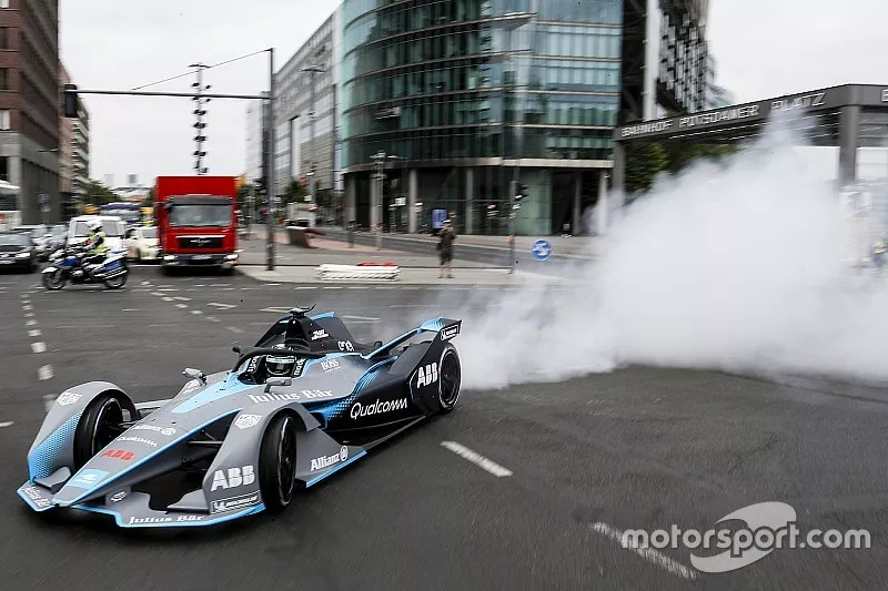 Il Campione del Mondo di Formula 1, Nico Rosberg, guida una Formula E Gen2 per le strade di Berlino