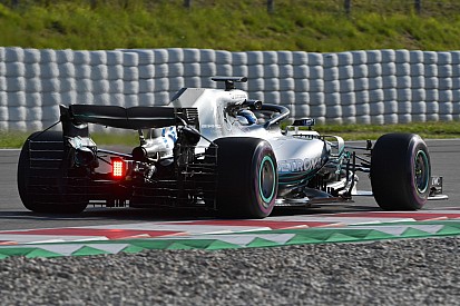 Nyitott motorborítást tesztelt a Mercedes Barcelonában