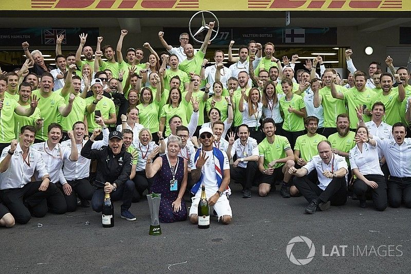 Le Champion du monde 2017 Lewis Hamilton, Mercedes AMG F1, fait la fête avec sa mère Carmen Lockhart et son équipe