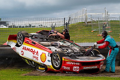 Претендент на титул в Supercars перевернулся во время гонки