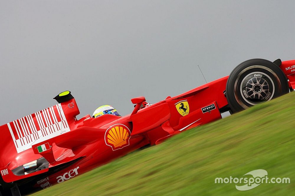 Videón Massa forgásai a Ferrarival a kaotikus 2008-as Brit Nagydíjról