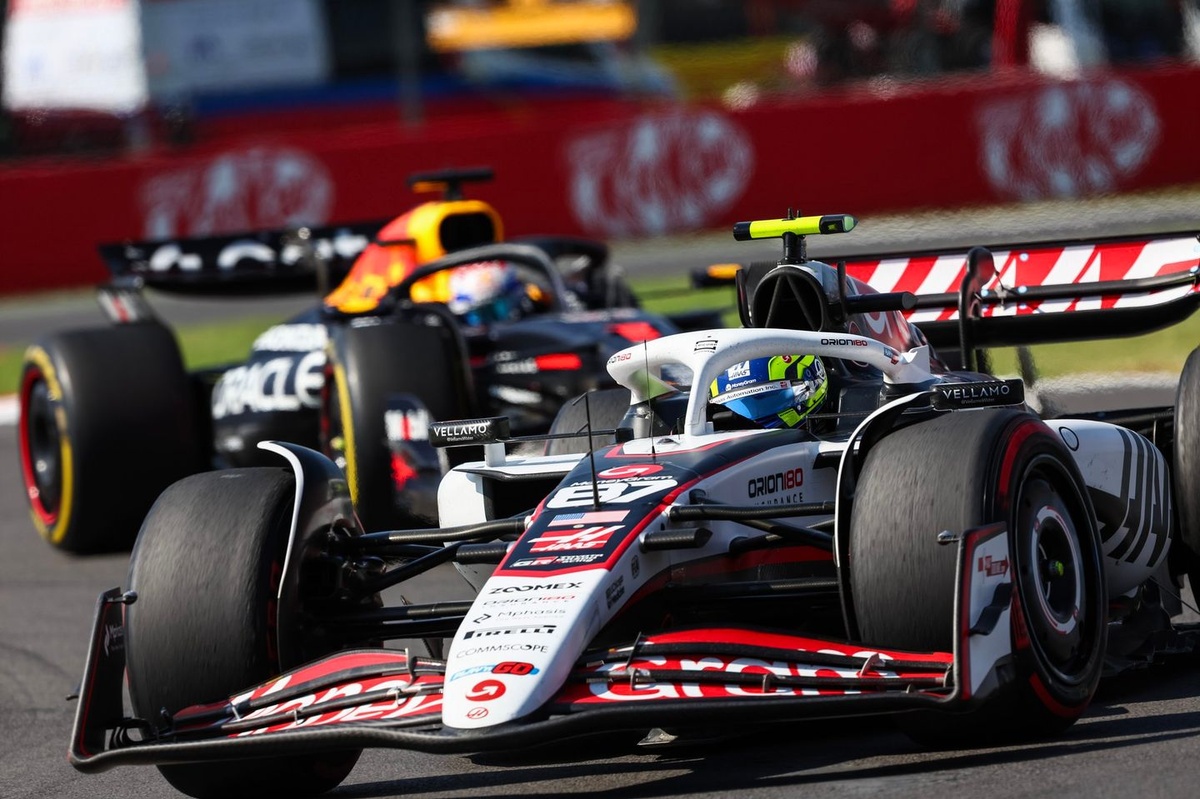 Bearman voelde 'meeste druk ooit' in F1-duel met Verstappen: "Deed het in mijn broek"