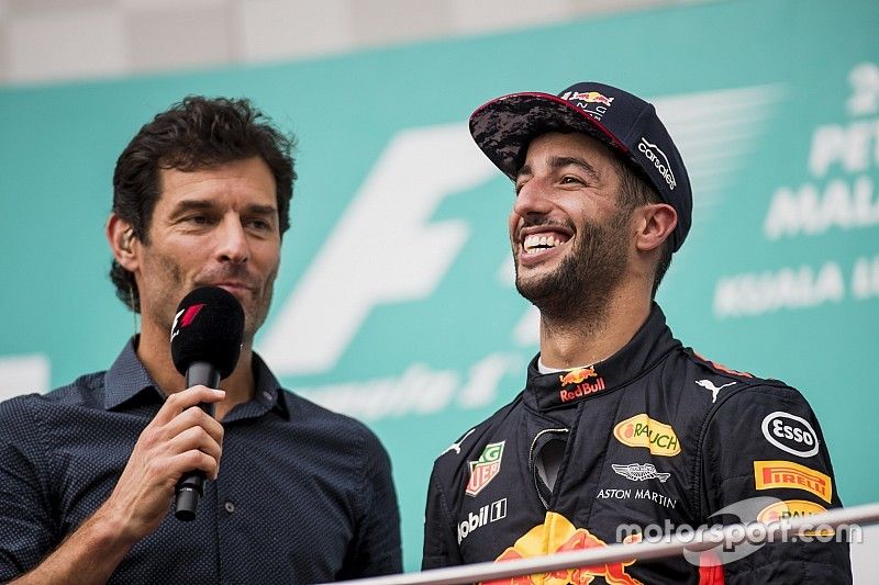 Mark Webber, entrevista al tercero clasificado, Daniel Ricciardo, Red Bull Racing, en el podio.