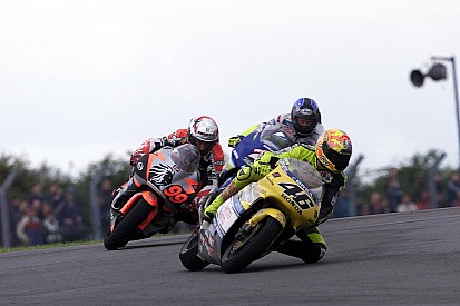 Kijktip van de dag: Rossi pakt eerste 500cc-zege op Donington
