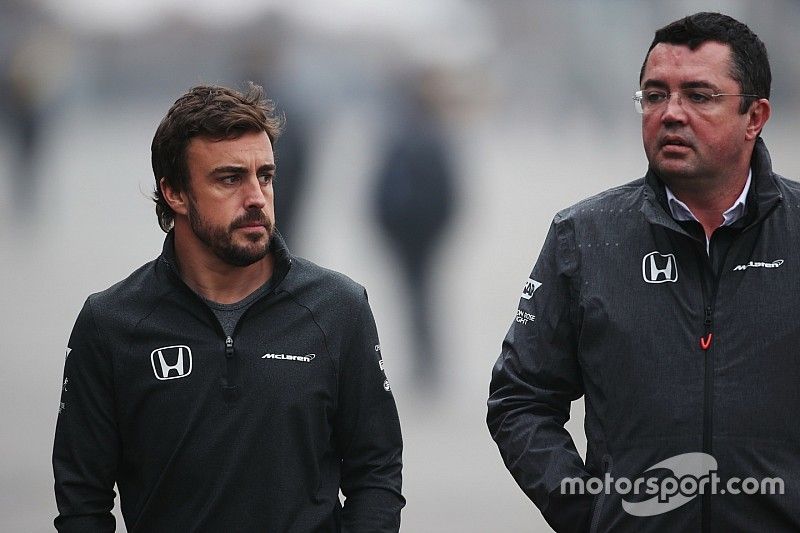 Fernando Alonso, McLaren, con Eric Boullier, Racing Director, McLaren