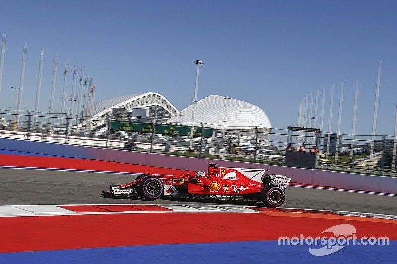 Vettel ook bovenaan in derde training, Verstappen klokt vijfde tijd