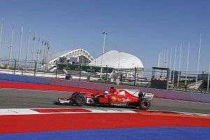Vettel ook bovenaan in derde training, Verstappen klokt vijfde tijd