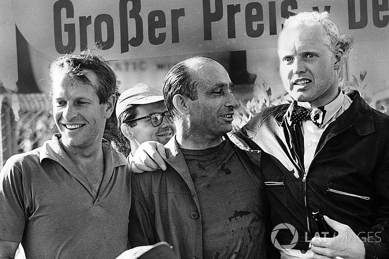 Podium: le vainqueur Juan Manuel Fangio, Maserati, le deuxième Mike Hawthorn, Lancia Ferrari, le troisième Peter Collins, Lancia Ferrari