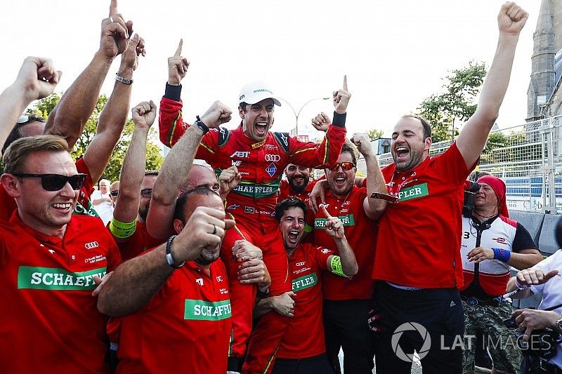 Lucas di Grassi, ABT Schaeffler Audi Sport, festeggia con il suo team dopo aver vinto il campionato