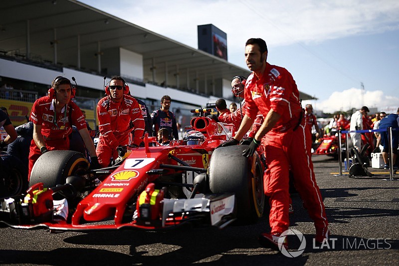 Räikkönen perplexe face à la "bizarre" série d'ennuis de Ferrari