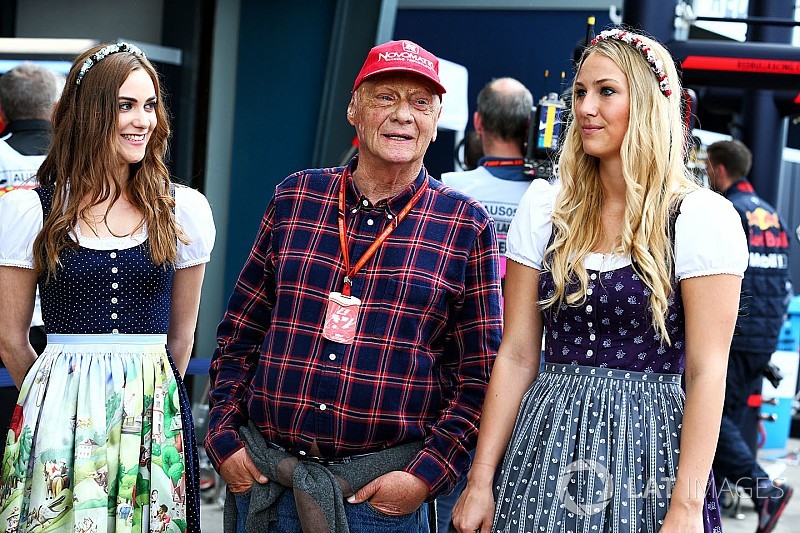 Lauda: "Quitar a las chicas de la parrilla es una decisión contra las mujeres"