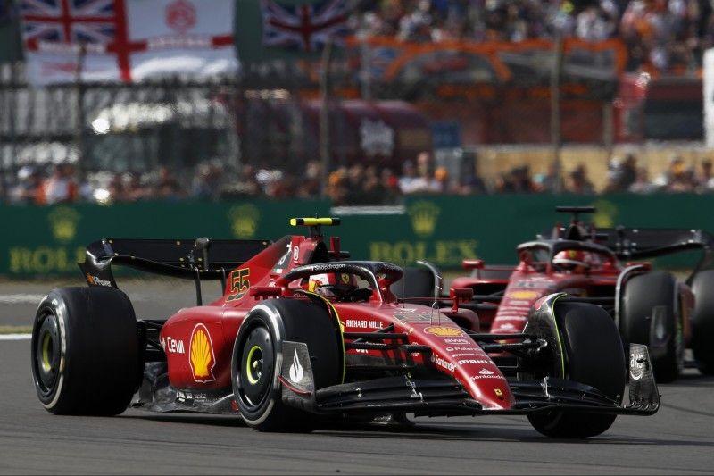 Irrer Thriller: Carlos Sainz ignoriert Stallorder und gewinnt in Silverstone!