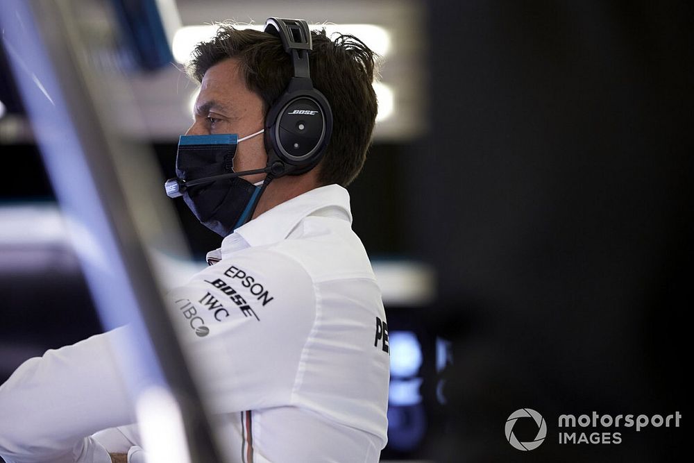 Remek a hangulat a Mercedesnél: rollerekkel versenyeztek Silverstone-ban (videó)