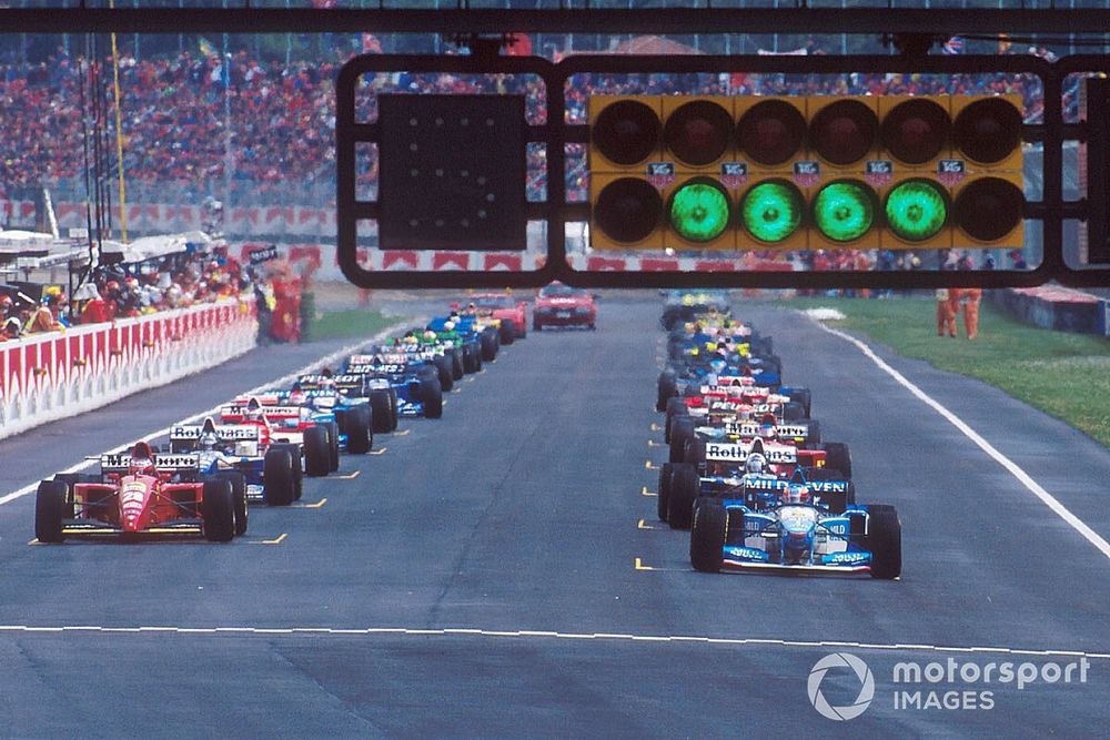 Michael Schumacher, Benetton B195 Renault, y Gerhard Berger, Ferrari 412T2 comienzan en la primera fila de la parrilla