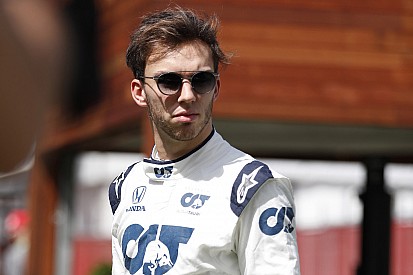 Gasly kicsit köhög, fáj a torka, de jól van