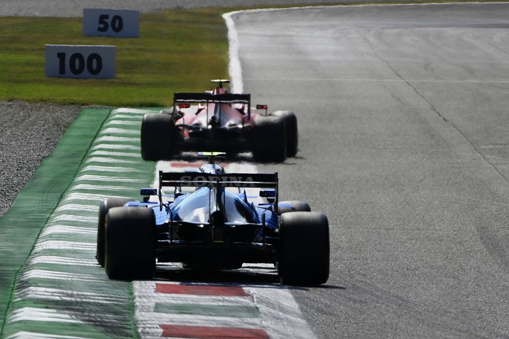 Carlos Sainz Jr., Ferrari SF21, Nicholas Latifi, Williams FW43B