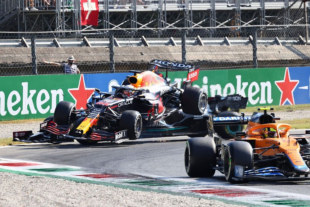 Max Verstappen, Red Bull Racing RB16B, en Lewis Hamilton, Mercedes W12, botsen tijdens gevecht om positie