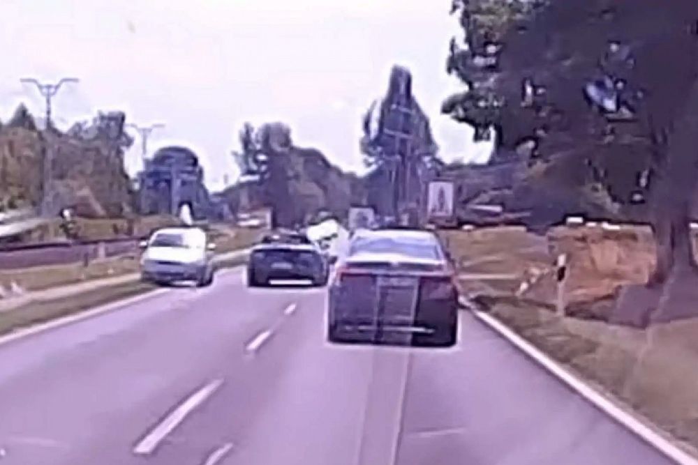 Még a szemből érkező autóst is leszorította egy Mustang a Balatonnál