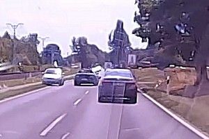 Még a szemből érkező autóst is leszorította egy Mustang a Balatonnál