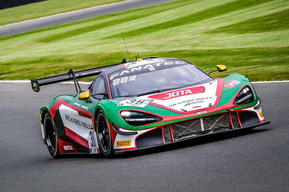На гонке GT в Брендс-Хэтче McLaren после аварии улетел в лес