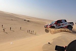 Szuper-lassítva, egészen közelről Alonso nagy borulása a Dakar Raliról