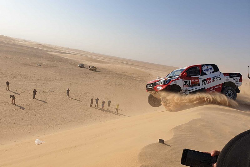 Szuper-lassítva, egészen közelről Alonso nagy borulása a Dakar Raliról