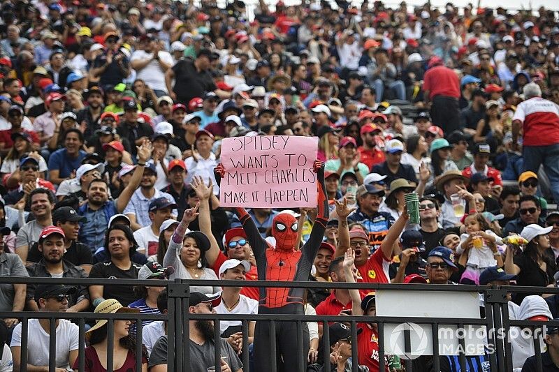 Un fan vestido como Spiderman con un mensaje a Charles Leclerc, Ferrari