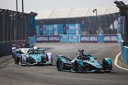 Bakik a Jaguarnál Marrakeshben