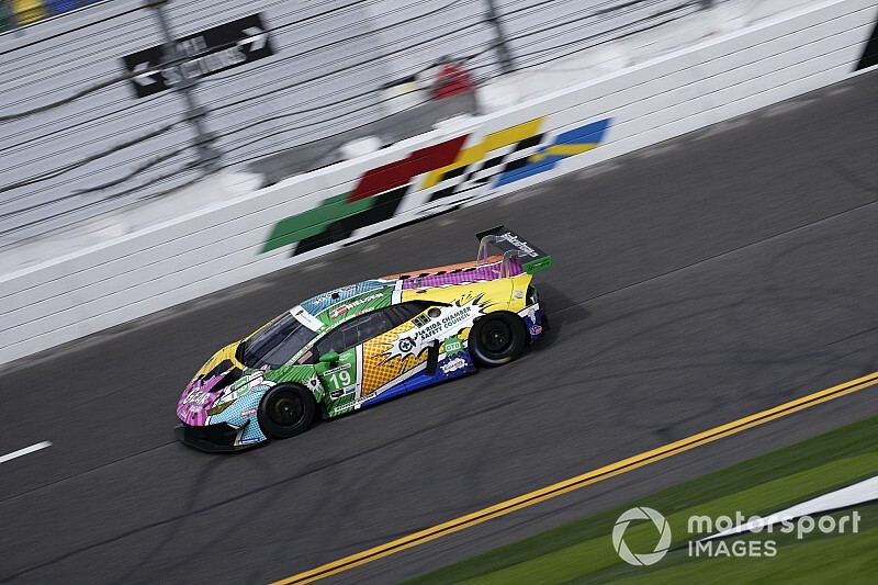 Calderón sobrepasa dificultades en primer turno en Daytona