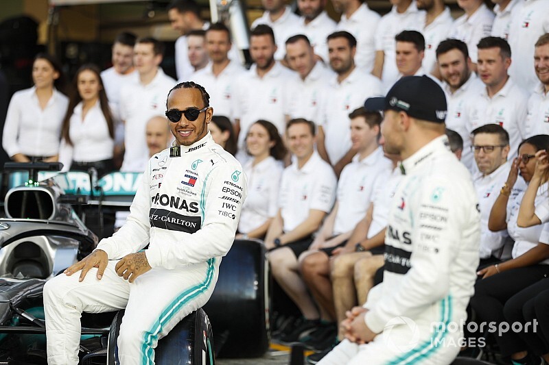 Hamilton: "Mercedes, F1'de kalacak"