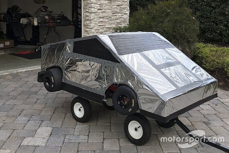 VIDEO: Piloto hace mofa del Cybertruck y crea el Cyberkart
