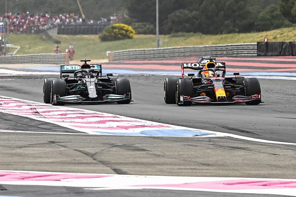 Max Verstappen, Red Bull Racing RB16B sorpassa Lewis Hamilton, Mercedes W12 