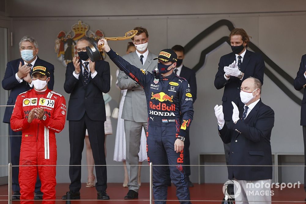 Podio: segundo lugar Carlos Sainz Jr., Ferrari, ganador Max Verstappen, Red Bull Racing