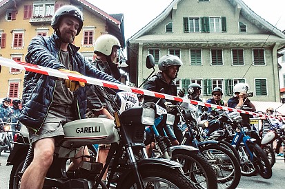 Auf einem Moped in die Jugend zurückversetzt: es lebe das Alpenbrevet!