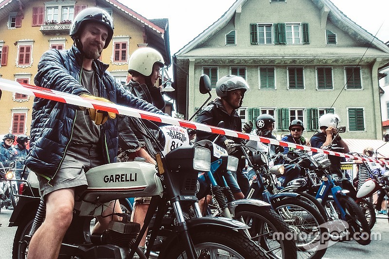 Auf einem Moped in die Jugend zurückversetzt: es lebe das Alpenbrevet!