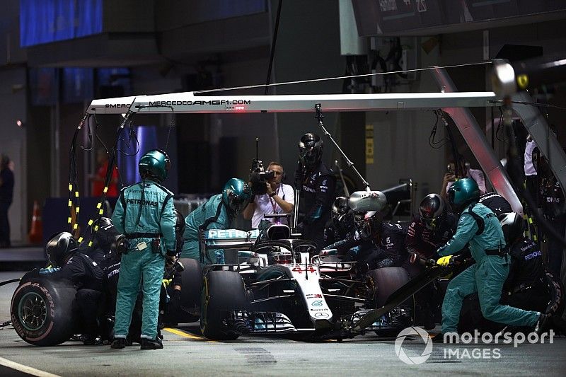 Lewis Hamilton, Mercedes AMG F1 W09 EQ Power+, effettua un pit stop