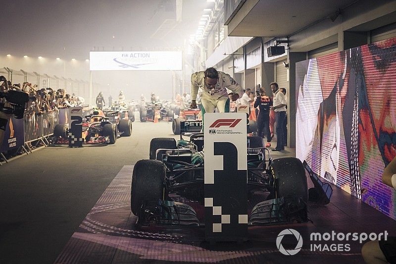 Race winner Lewis Hamilton, Mercedes-AMG F1 W09 celebrates in parc ferme 