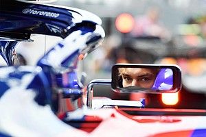 Így szimulátorozik az F1-es pilóta a „Zöld pokolban”, háttérben az AC/DC