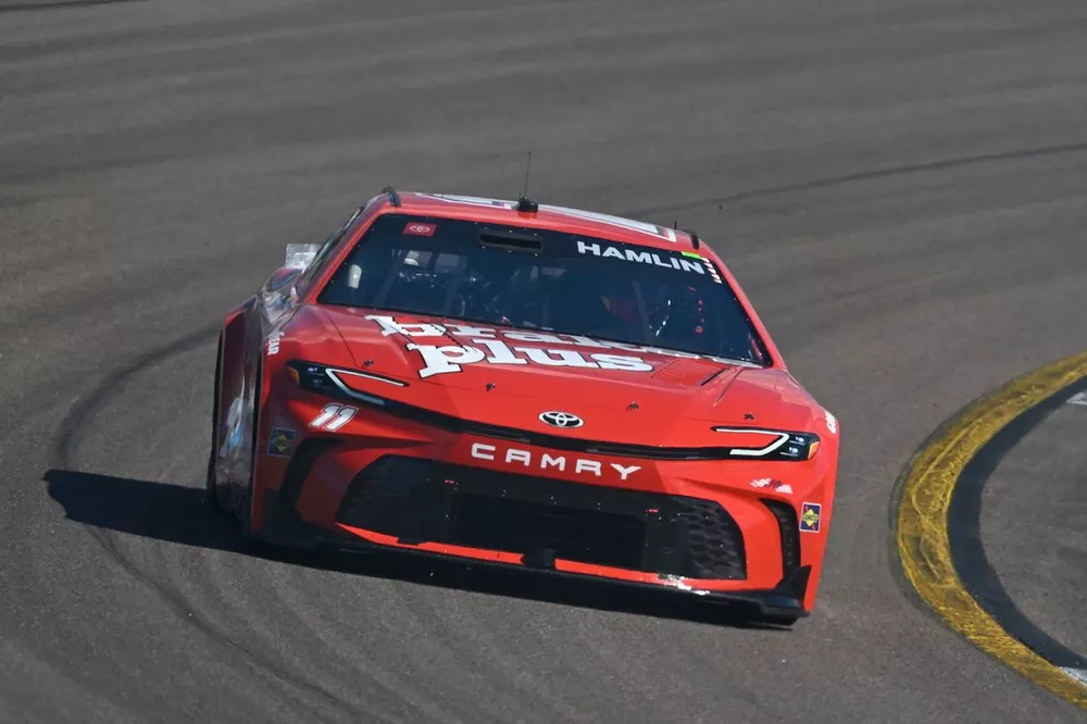 Denny Hamlin, Joe Gibbs Racing, Mavis Brakes Plus Toyota Camry