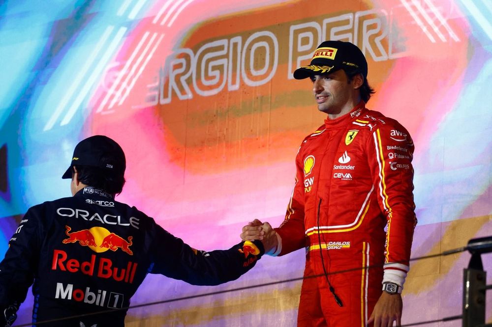 Podio: segundo lugar Sergio Pérez, Red Bull Racing, tercer lugar Carlos Sainz, Scuderia Ferrari