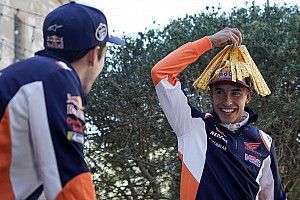 Vídeo y fotos: los Márquez, ante el reto de la caja sorpresa
