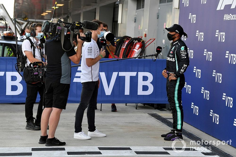 Hamilton complottista: "Stanno cercando di fermarmi?"