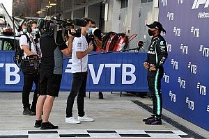 Hamilton complottista: "Stanno cercando di fermarmi?"