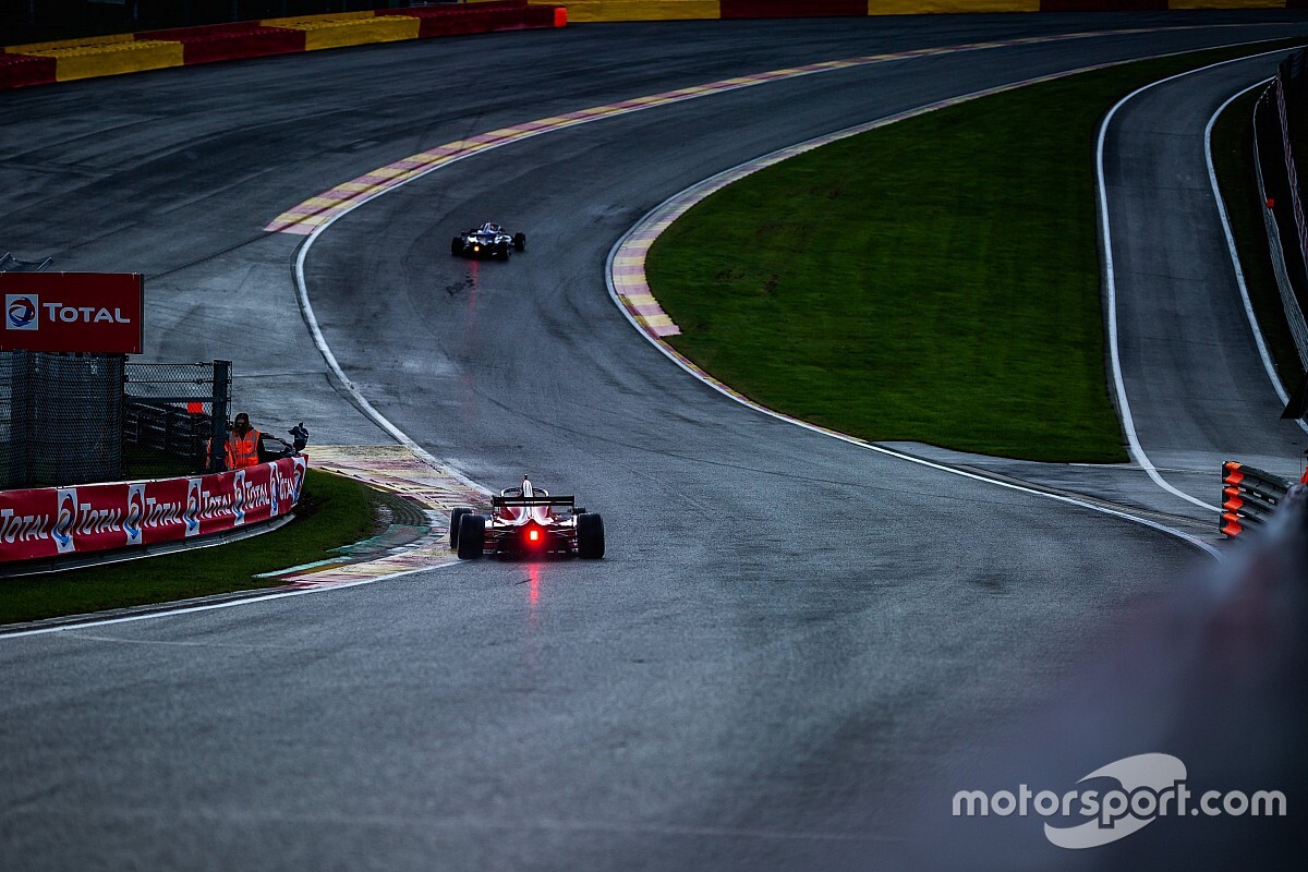 Fórmula Renault: Vidales tira de clase bajo la lluvia de Spa