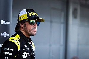 Alonso: "El coche me está superando de momento"