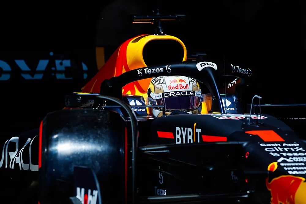 Max Verstappen, Red Bull Racing RB18, sale del garaje