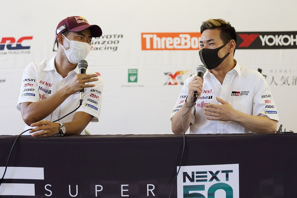 レースの緊張感で“クタクタ”の平川亮。百戦錬磨の小林可夢偉、レース「は」余裕|ル・マン24時間凱旋会見