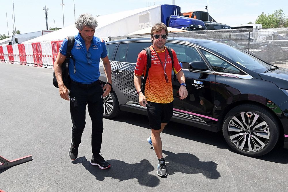 Fernando Alonso, Alpine F1 Team llega al paddock 