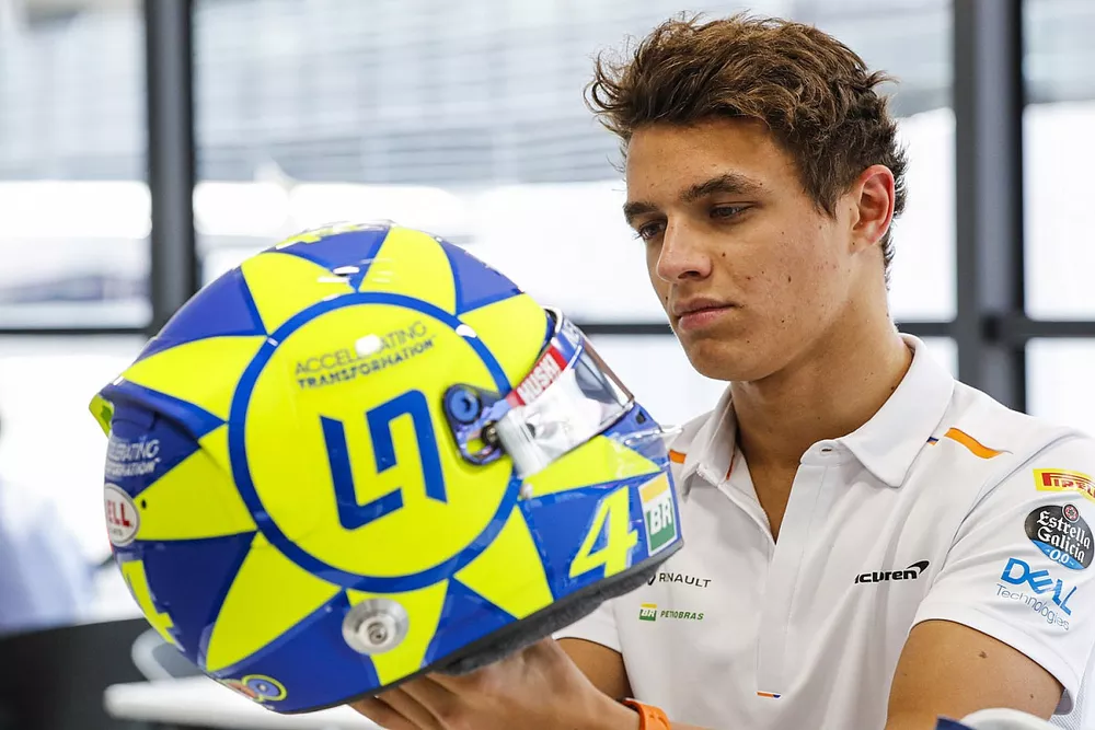Lando Norris, McLaren con casco especial homenaje a Valentino Rossi