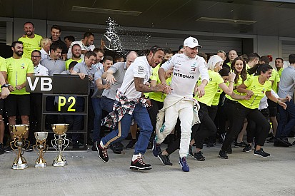 Hamilton 82. F1-es győzelme: egyre közelebb Schumacher rekordja